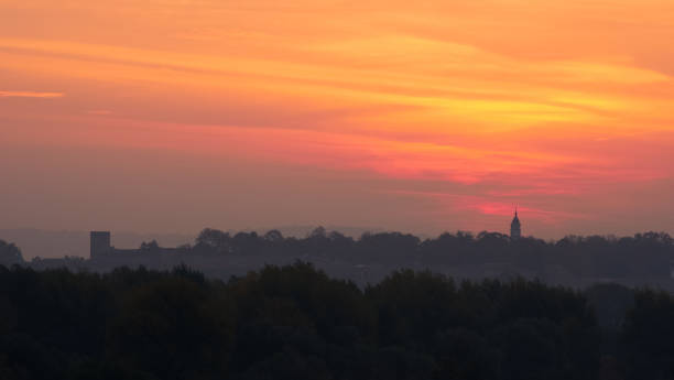 panorama colorido de la ciudad de belgrado y la orilla del río danubio en sunrise en timelapse - city of sunrise sunrise time travel locations fotografías e imágenes de stock