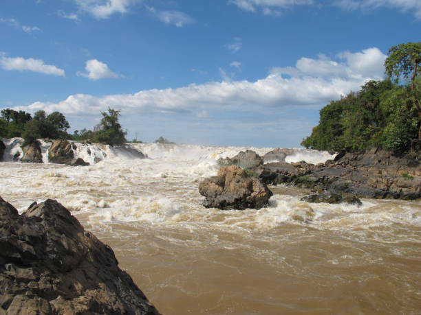 papeng waterfall of mekong river in laos with blue sky and white clouds - siphandon imagens e fotografias de stock