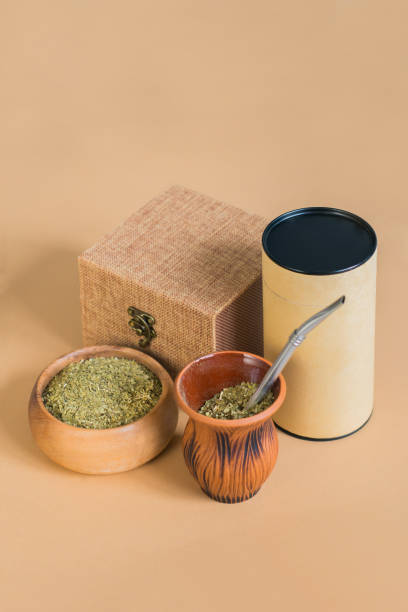 yerba mate, calabash y frascos, copiar espacio - yerba mate package hot drink food fotografías e imágenes de stock