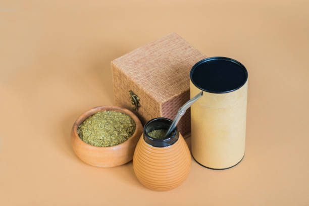 yerba mate en calabash y frascos - yerba mate package hot drink food fotografías e imágenes de stock