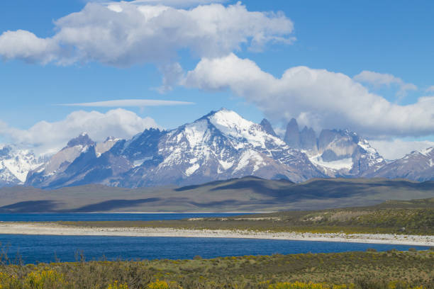 サルミエント湖の景色,トーレス・デル・パイネ,チリ - mt sarmiento ストックフォトと画像