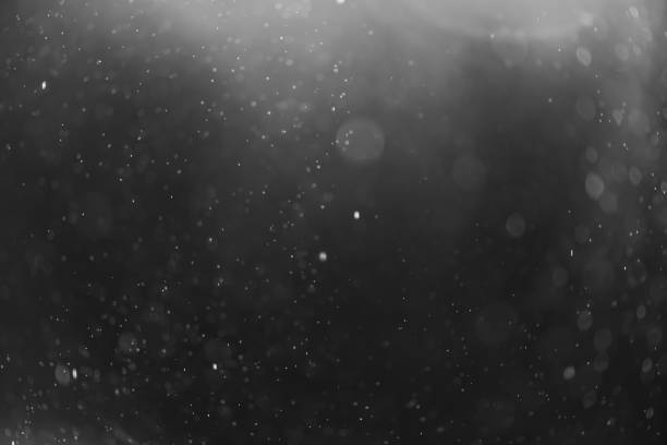 neve ou chuva bokeh textura sobreposição em fundo preto. - circle natural phenomenon water snow - fotografias e filmes do acervo