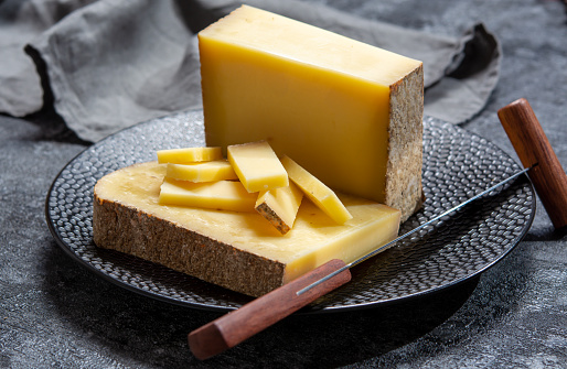 Colección de quesos, queso francés duro hecho de leche de vaca en la región de Franche-Comte, Francia photo