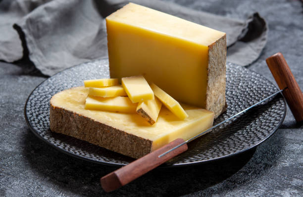 kaascollectie, franse hard comte kaas gemaakt van koemelk in regio franche-comte, frankrijk - cheese stockfoto's en -beelden
