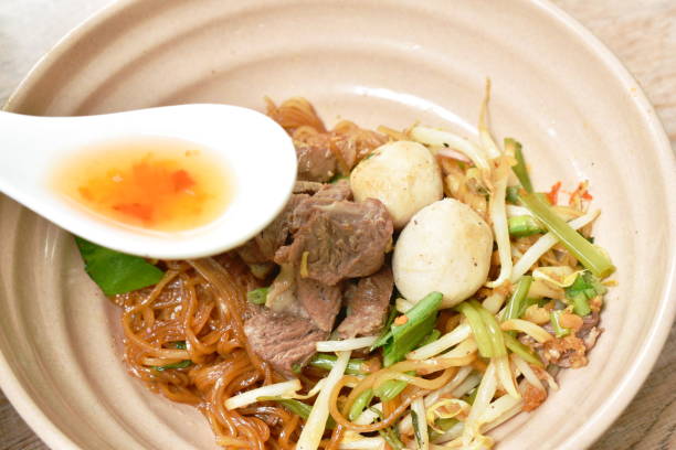 fideos de arroz que aderezaron cerdo estofado y bola aderezo vinagre de chile por cuchara - stuffing celery onion spoon fotografías e imágenes de stock