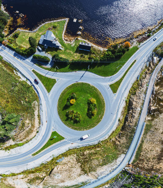 rond-point de la circulation côtière - traffic roundabout photos et images de collection