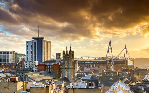 cardiff city skyline in der dämmerung mit dem fürstentum stadion - 6729 stock-fotos und bilder