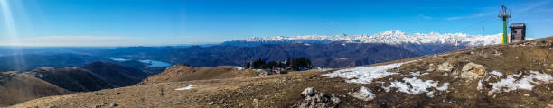 モッタロンからのマッジョーレ湖とアルプスの超広い空中写真 - european alps europe high up lake ストックフォトと画像