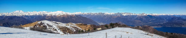 モッタロンからのマッジョーレ湖とアルプスの超広い空中写真 - european alps europe high up lake ストックフォトと画像