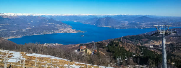 モッタロンからのマッジョーレ湖とアルプスの超広い空中写真 - european alps europe high up lake ストックフォトと画像