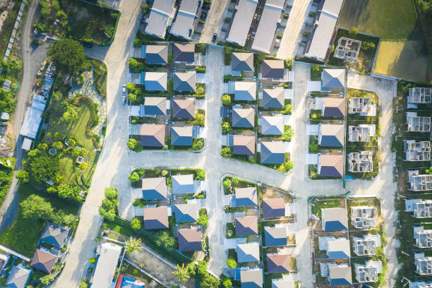 vista aérea de la subdivisión de viviendas o promoción de viviendas. - promotor inmobiliario fotografías e imágenes de stock