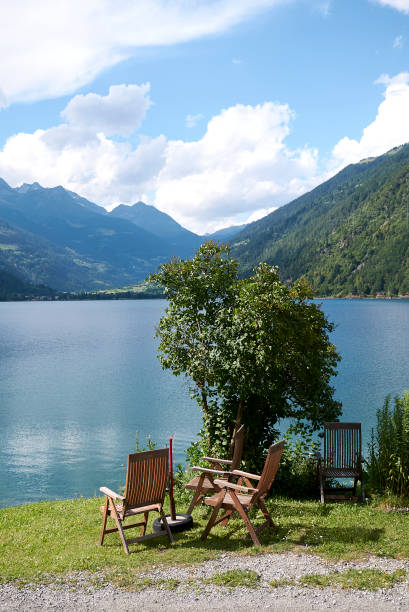 vista do lago poschiavo do trem - rhätische bahn - fotografias e filmes do acervo