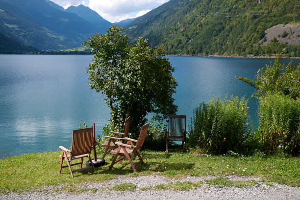 vista do lago poschiavo do trem - rhätische bahn - fotografias e filmes do acervo