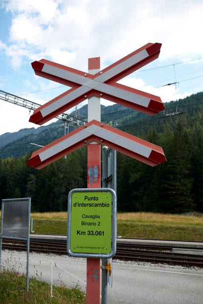 vista da estação ferroviária de cavaglia - rhätische bahn - fotografias e filmes do acervo