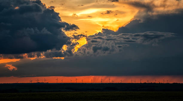 ciel spectaculaire - dramatic sky dusk night sustainable resources photos et images de collection