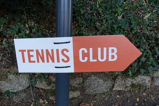 Tennis club  Directional arrow