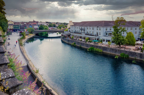 paisagem urbana ao pôr do sol de kilkenny - kilkenny city - fotografias e filmes do acervo