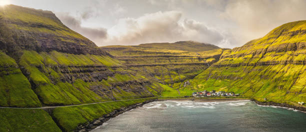 ilhas faroe tjornuvik village fjord xxl panorama streymoy - northern atlantic - fotografias e filmes do acervo