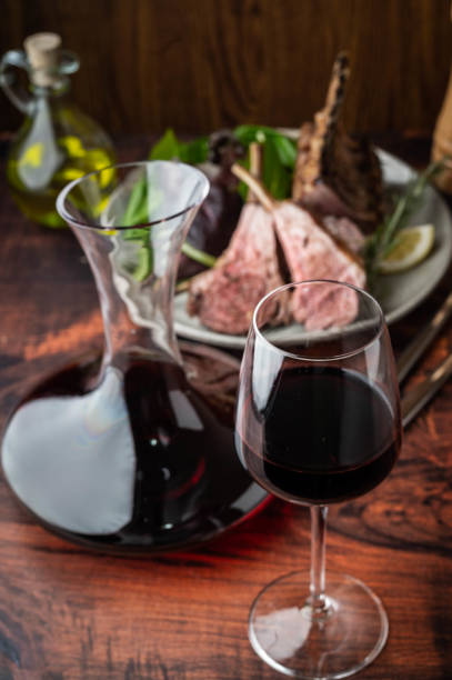 デカンタとラムラック付きの赤ワイングラス - rack of lamb wine meat cooked ストックフォトと画像