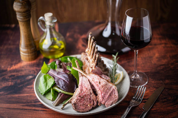 赤ワインのローストラムラック - rack of lamb wine meat cooked ストックフォトと画像