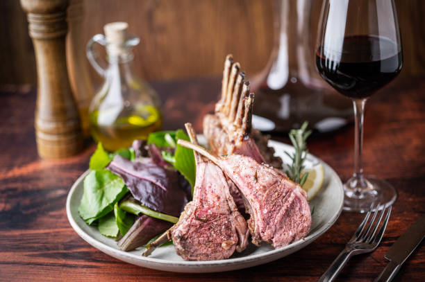 赤ワインのローストラムラック - rack of lamb wine meat cooked ストックフォトと画像