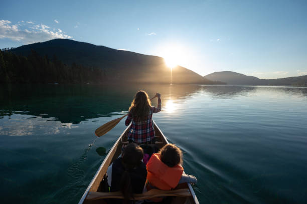 Family canoeing on a stunning mountain lake Family relaxing on a perfect vacation. Top travel destinations in Canada. Exploring beauty in nature. kamloops stock pictures, royalty-free photos & images