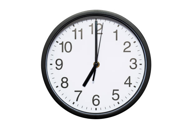 zegar ścienny pokazuje czas 7 godzina na białym izolowanym tle. okrągły zegar ścienny - widok z przodu. godzina dziewiętnasty - number 1 oclock single object clock zdjęcia i obrazy z banku zdjęć