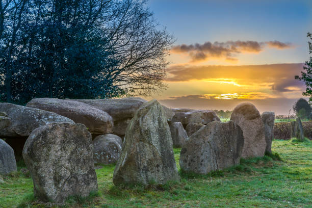 megalith dolmen d50 bei sonnenaufgang - hünengrab stock-fotos und bilder