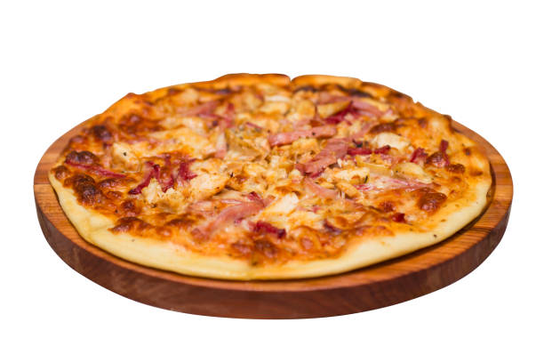 白で切り離された木製の皿に盛り付け��、おいしいピザ。白い背景に隔離されたピザ - foods and drinks isolated on white basil cooked ストックフォトと画像