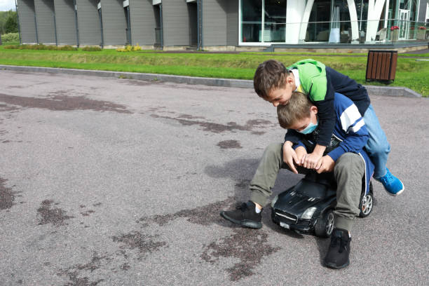 малыш толкает машину, на которой сидит его друг - car child teamwork sports race стоковые фото и изображения