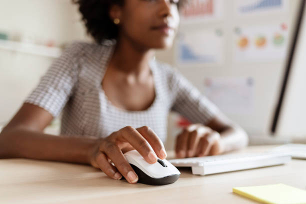 sluit omhoog van een bedrijfsvrouw die de muis van de computer gebruikt - mouse computer stockfoto's en -beelden