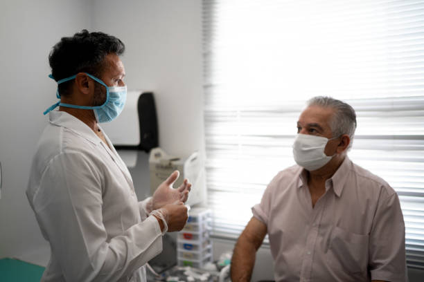 pacjent w konsultacjach medycznych w masce na twarz - vaccination medical instrument medicine hospital zdjęcia i obrazy z banku zdjęć