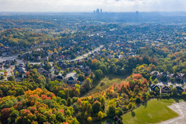 vista aérea da estrada rutherford e islington ave., casa isolada e duplex em woodbridge em vaughan, ontário, canadá - deciduous tree autumn canada house - fotografias e filmes do acervo