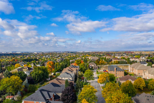 vista aérea de rutherford road y islington ave., casa independiente y dúplex en woodbridge en vaughan, ontario, canadá - outdoors footpath leaf toronto fotografías e imágenes de stock