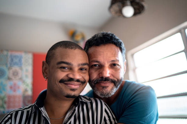 ritratto di coppia omosessuale a casa - homosexual homosexual couple black ethnic foto e immagini stock