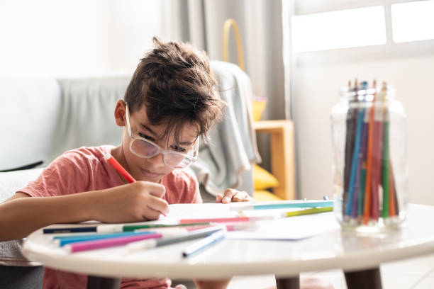 мальчик живописи у себя дома - child art childs drawing painted image стоковые фото и изображения