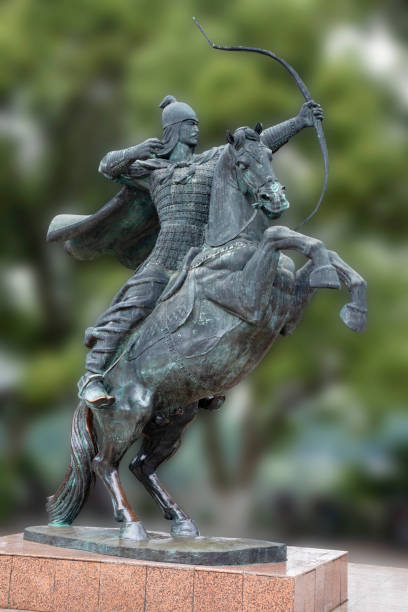 brązowa statua chińskiego wojownika w mieście guilin china - sculpture horse bronze china zdjęcia i obrazy z banku zdjęć