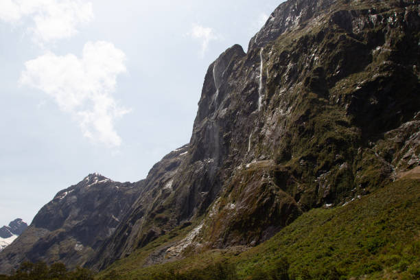 cordilleras en el camino a fiordland. nueva zelanda - alp descent fotografías e imágenes de stock