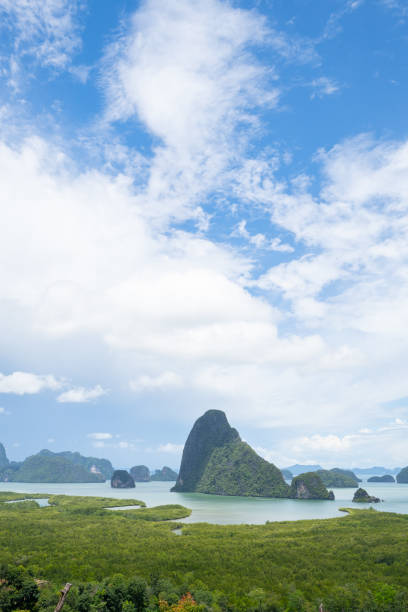 landschaftsaussichtspunkt samed nang chee bay bergblick punkt in phang nga provinz ungesehen in thailand reisen. in der nähe von phuket province, thailand - samed stock-fotos und bilder