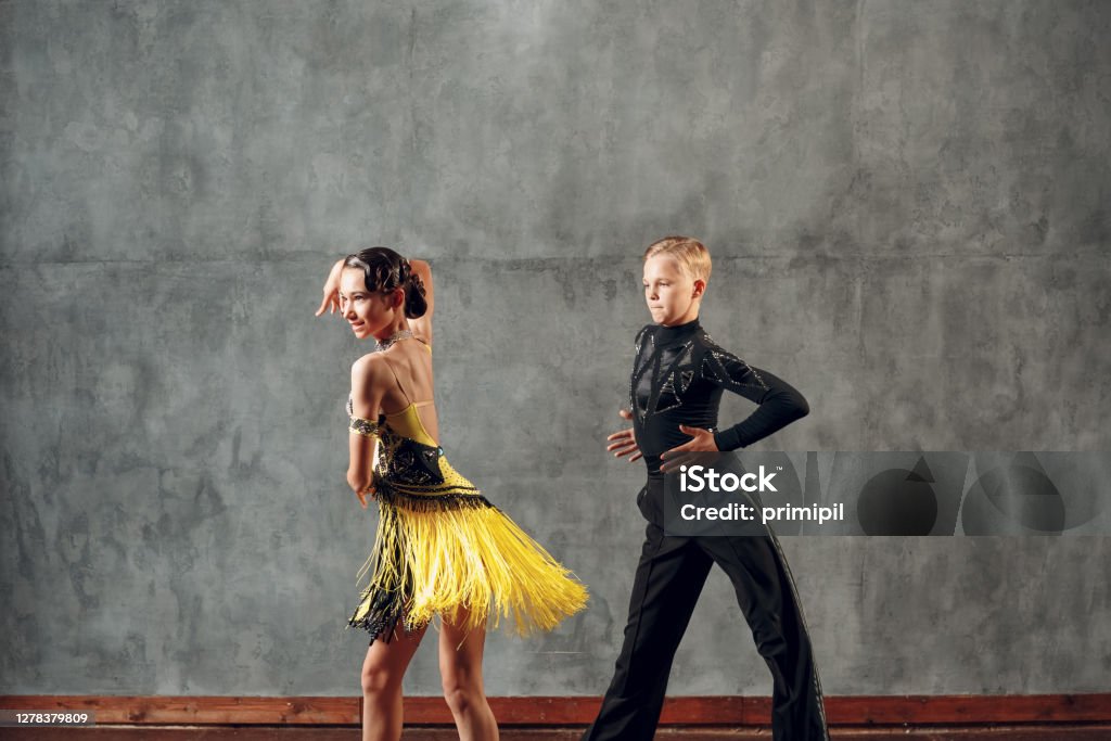 Pareja Joven Bailarines Bailando Baile De Baile Chachacha Foto de stock y más banco de imágenes de 14-15 años - iStock Pareja Joven Bailarines Bailando Baile De Baile Chachacha Foto de stock y más banco de imágenes de 14-15 años - iStock