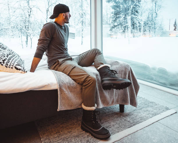 uomo di moda seduto in camera da letto - winter snow non urban scene house foto e immagini stock