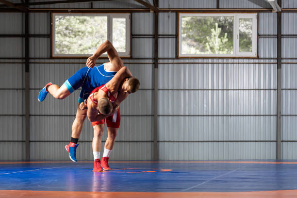 dois jovens esportistas - wrestling mat - fotografias e filmes do acervo
