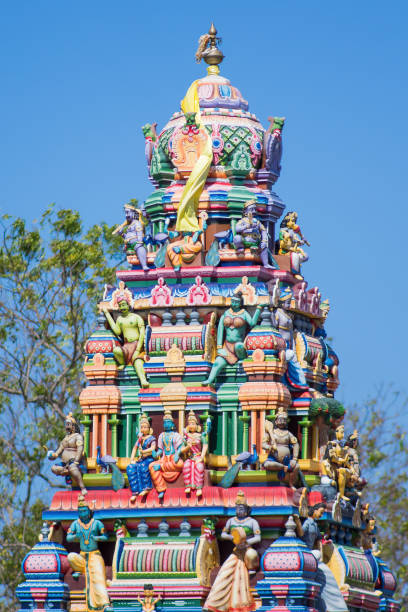 partie supérieure d’un temple hindou dans le sud-est du sri lanka, à côté du parc national de kumana - gopuram architecture and buildings temple sri lanka photos et images de collection