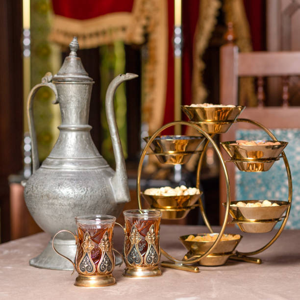 teiera araba bicchiere e pentola per noci - morocco tea glass mint tea foto e immagini stock