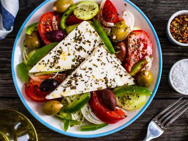 salada grega na mesa de madeira - mozzarella tomato antipasto appetizer - fotografias e filmes do acervo