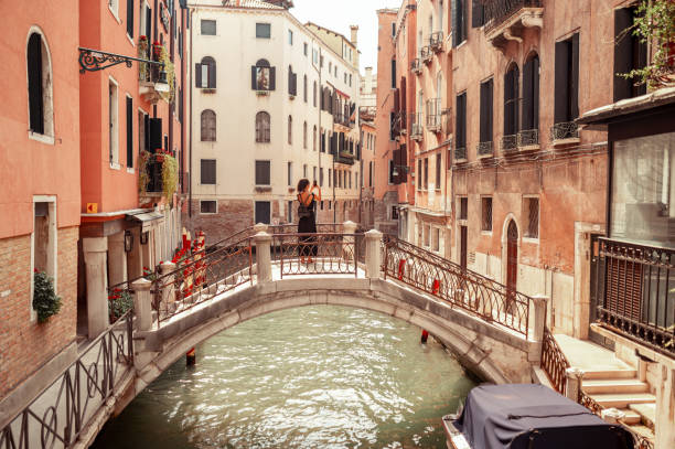 베니스를 즐기는 젊은 관광객 - famous place travel women venice italy 뉴스 사진 이미지