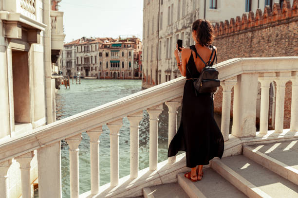 베니스를 즐기는 젊은 관광객 - famous place travel women venice italy 뉴스 사진 이미지