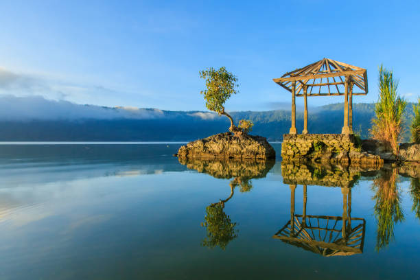 poranna scena nad jeziorem batur, bali indonezja. - kuta beach zdjęcia i obrazy z banku zdjęć