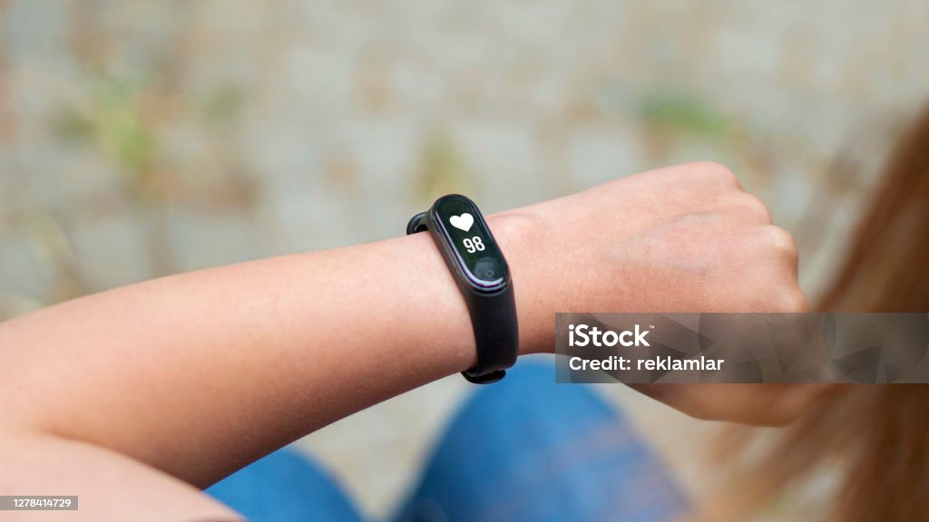 Frau Hand mit Smartwatch am Handgelenk, Überprüfen der Fitness-Tracker auf ihrem Handgelenk. - Lizenzfrei Arm - Anatomiebegriff Stock-Foto
