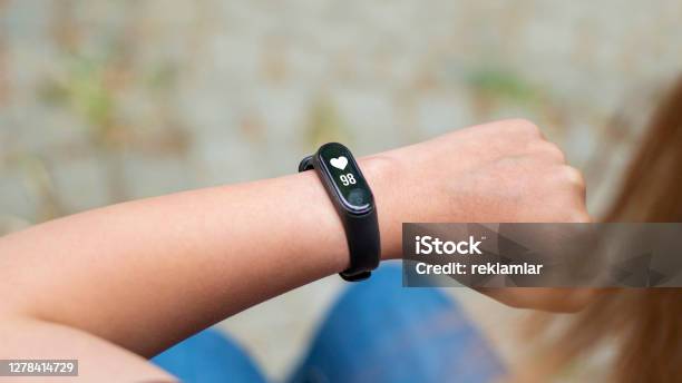 Frau Hand Mit Smartwatch Am Handgelenk Überprüfen Der Fitnesstracker Auf Ihrem Handgelenk Stockfoto und mehr Bilder von Arm - Anatomiebegriff